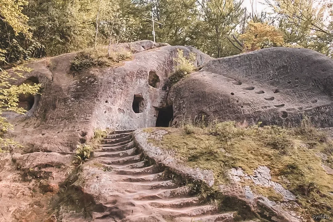 Скельний монастир Розгірче